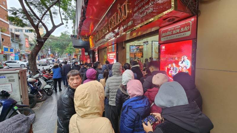 Người mua ồ ạt xếp hàng từ sáng sớm