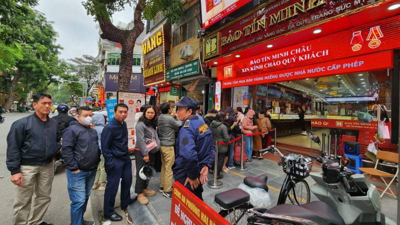 Người mua vẫn xếp hàng đầu năm mới, nhà vàng hạn chế bán ra