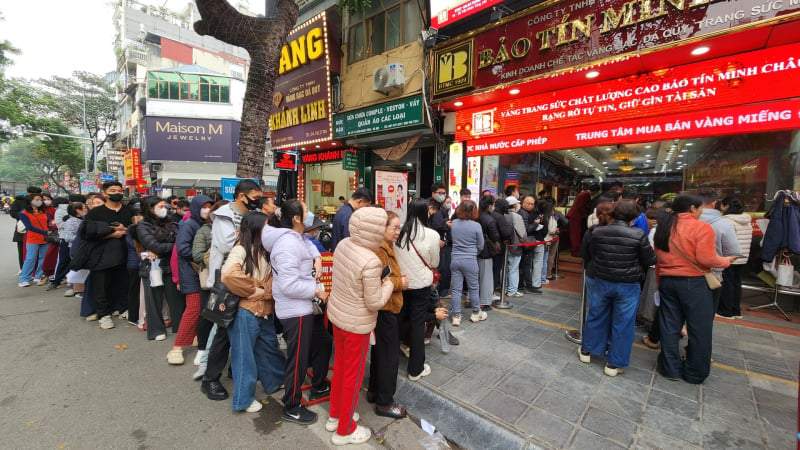 Người mua vẫn xếp hàng, nhà vàng lại cháy hàng