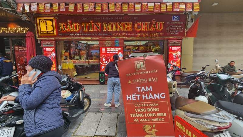 Người mua xếp hàng dài, nhà vàng dừng bán sớm