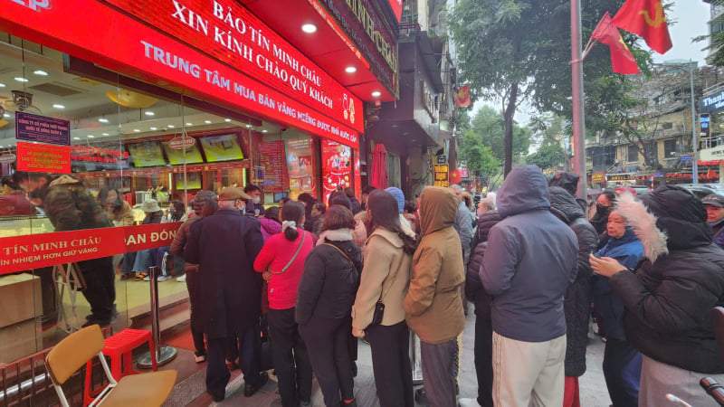 Người mua xếp hàng dài, nhà vàng lại dừng bán sớm
