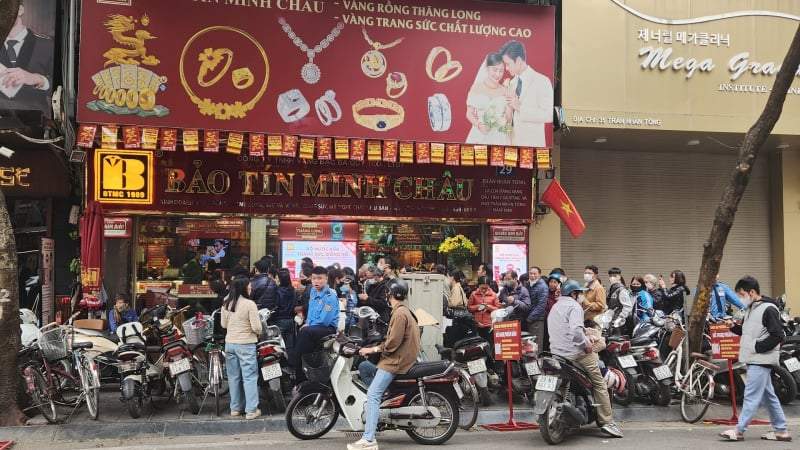 Người mua xếp hàng ngày càng đông, nhà vàng dừng bán