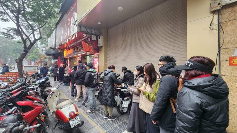 Người mua xếp hàng từ sáng sớm, vây kín nhà vàng