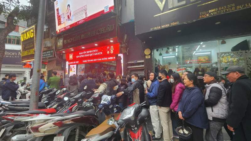 Nhà vàng bất ngờ bán không giới hạn, 12 ngày sau nhận hàng