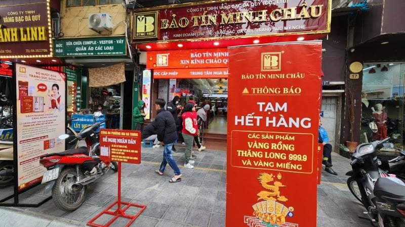 Nhà vàng lại cháy hàng, người mua kiên trì xếp hàng