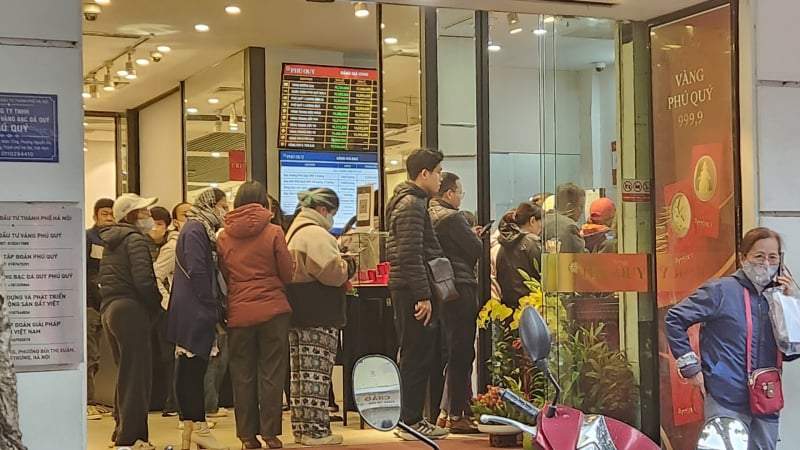 Nhà vàng lại cháy hàng, người mua xếp hàng dài