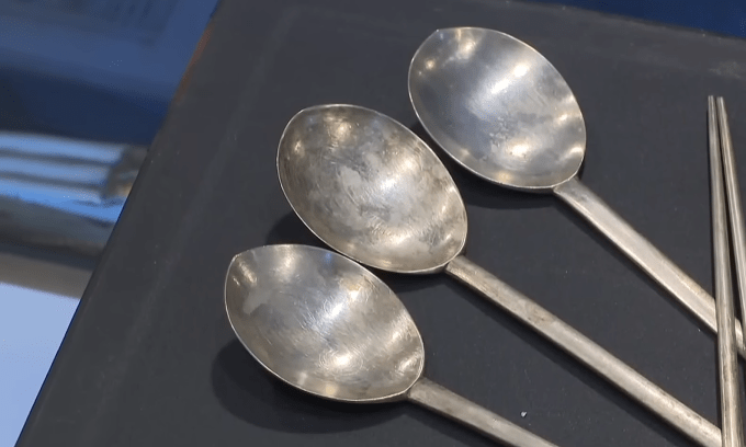 South Koreans line up to sell silver spoons, chopsticks as prices keep soaring South Koreans line up to sell silver spoons, chopsticks as prices keep soaring