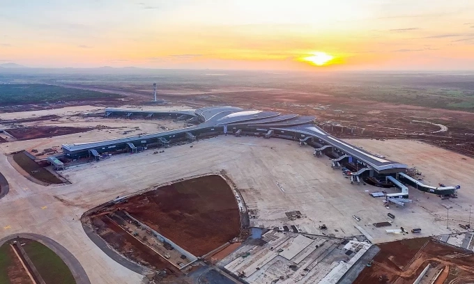Vietnam PM asks Chinese conglomerate to build subway linking Tan Son Nhat and Long Thanh airports
