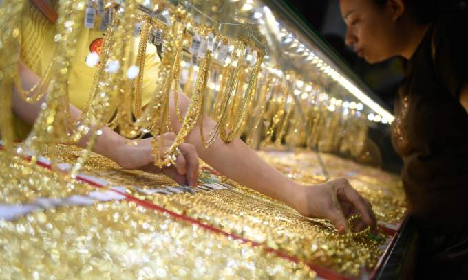 Vietnam gold prices rise as global rates expected to reach ,000