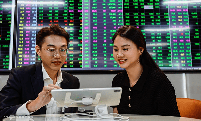 Vietnam stocks rise to new high