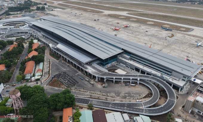 Which Vietnam airport is among 50 most connected globally?