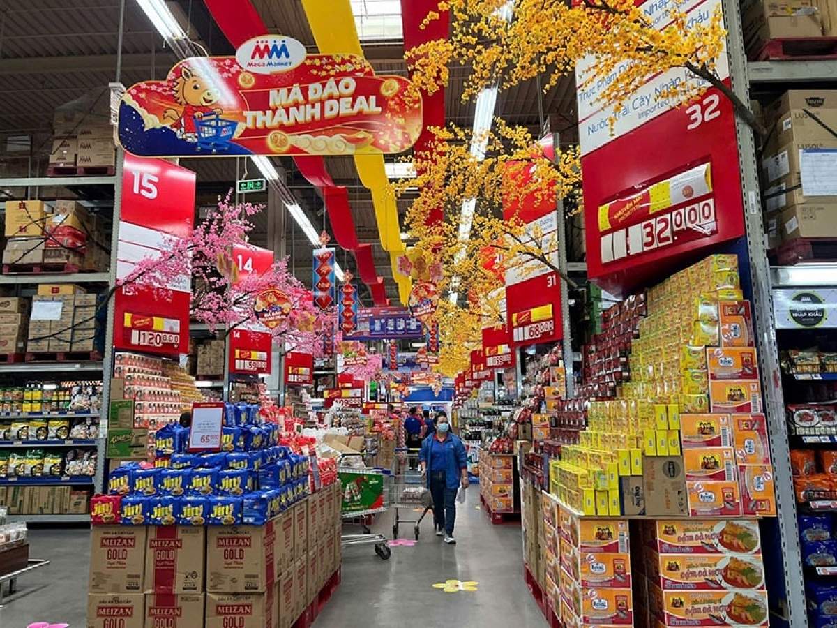 Year-end shopping season faces rising uncertainty