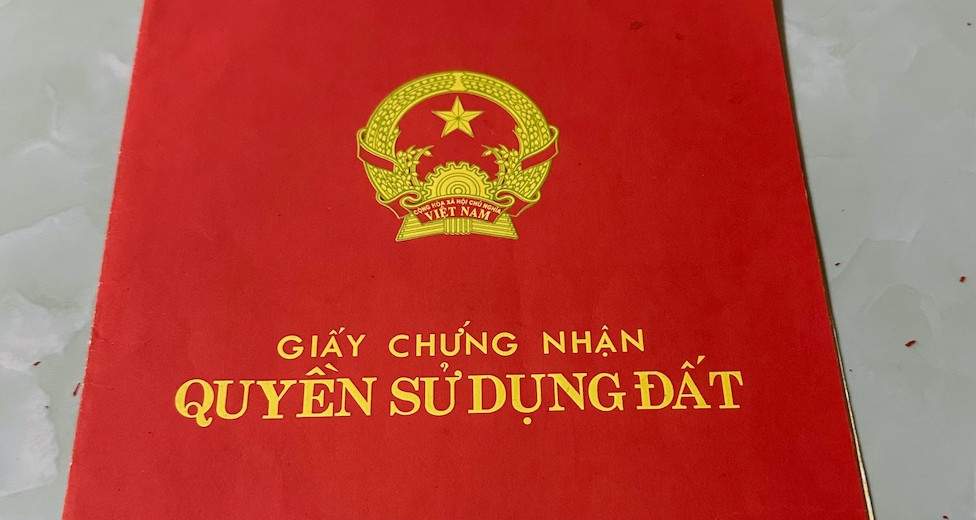 Mua đất chưa kịp sang tên đã mất sổ đỏ, phải làm gì cho đúng luật? 