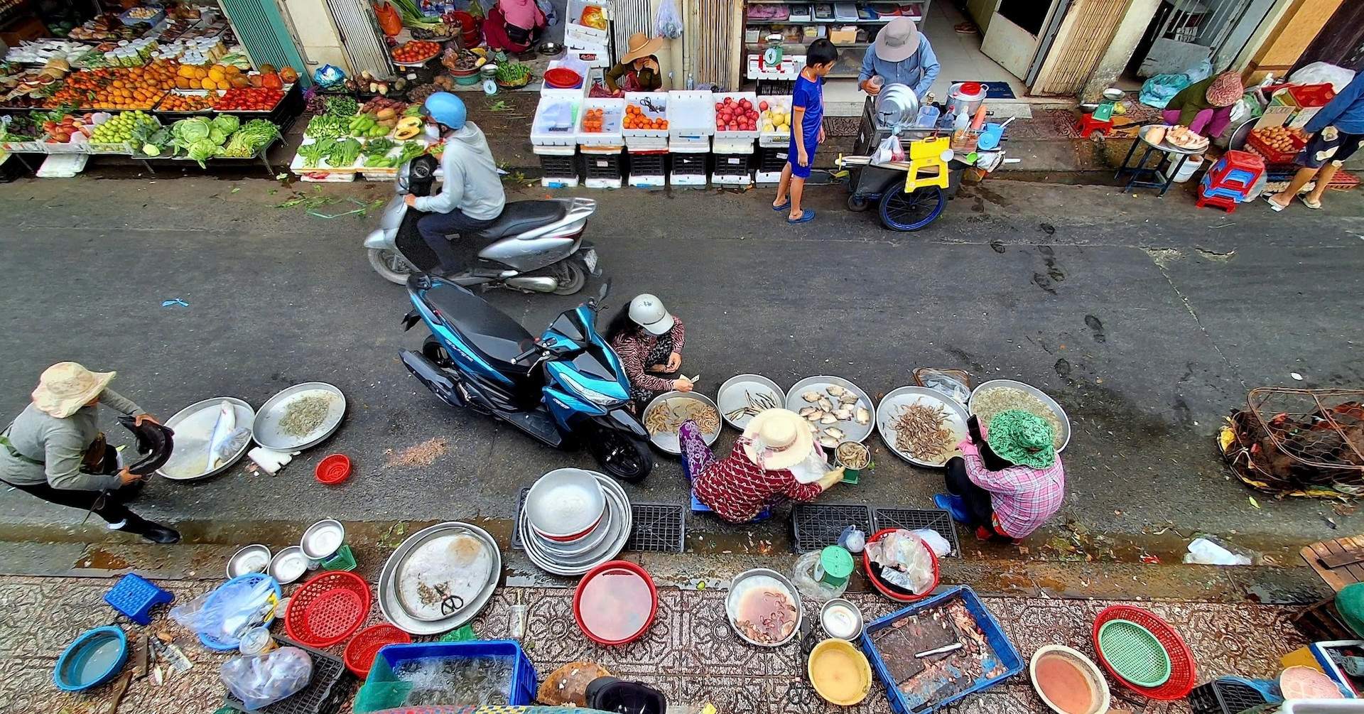 Vỉa hè thành ‘bếp nướng ngoài trời’, đô thị lộ rõ những nút thắt hạ tầng