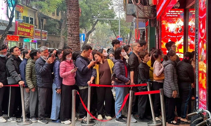 Buying frenzy in Vietnam as gold and silver prices plunge Buying frenzy in Vietnam as gold and silver prices plunge