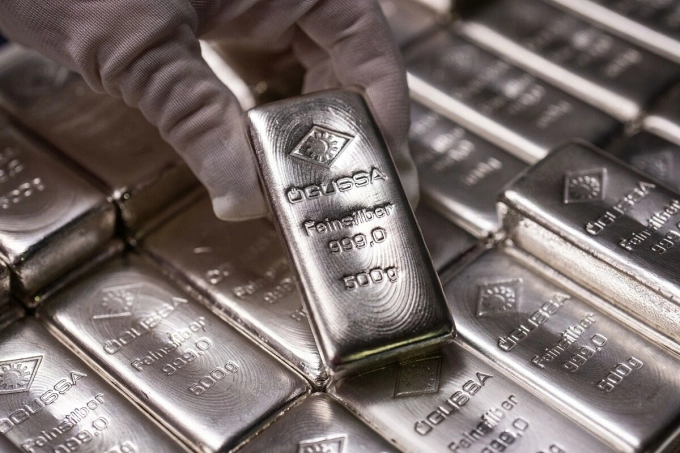 Chinese billionaire shifts from gold to betting against silver in 0M wager