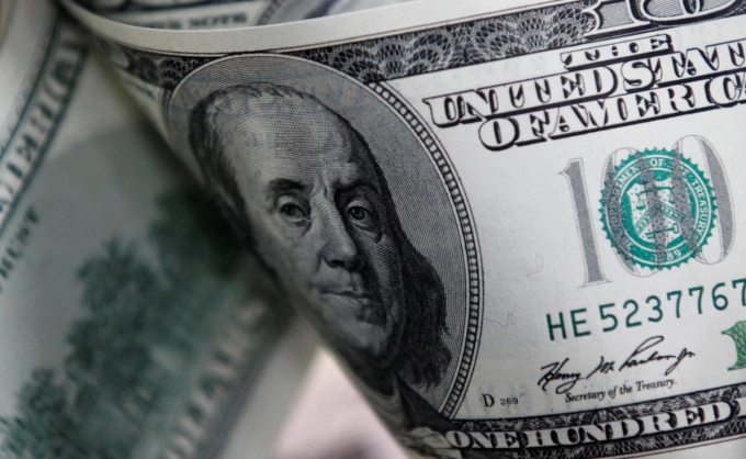 Dollar slips against dong on black market