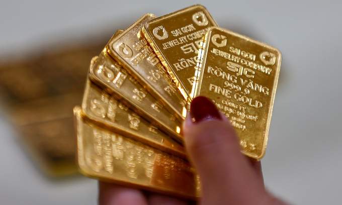 Gold prices continue to slide Gold prices continue to slide