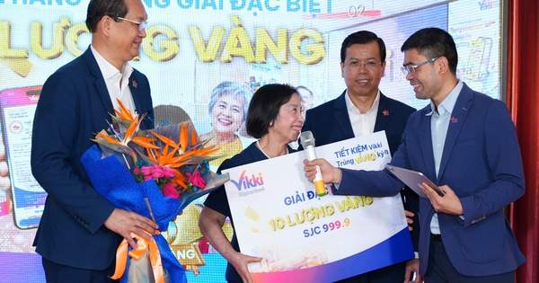 Gửi tiết kiệm 1,1 tỷ đồng, khách hàng Vikki trúng 10 lượng vàng