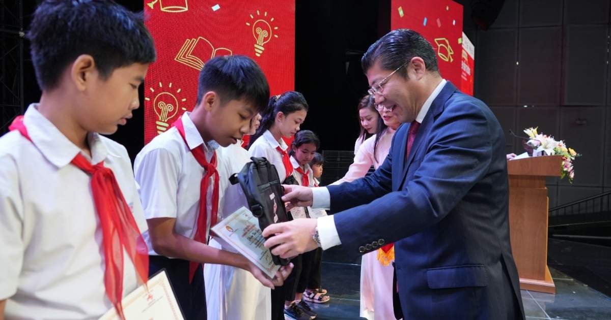 Học bổng 22 năm: Tiếp sức học sinh hiếu học Đồng Nai