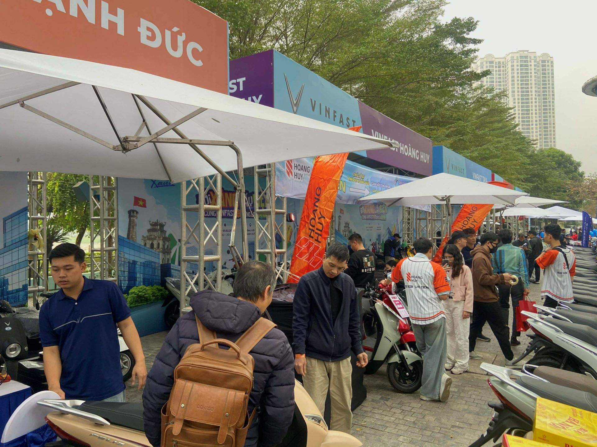 Người dân Hà Nội đồng loạt chốt mua xe máy điện “ngay và luôn” tại sự kiện “Đổi xăng lấy điện”