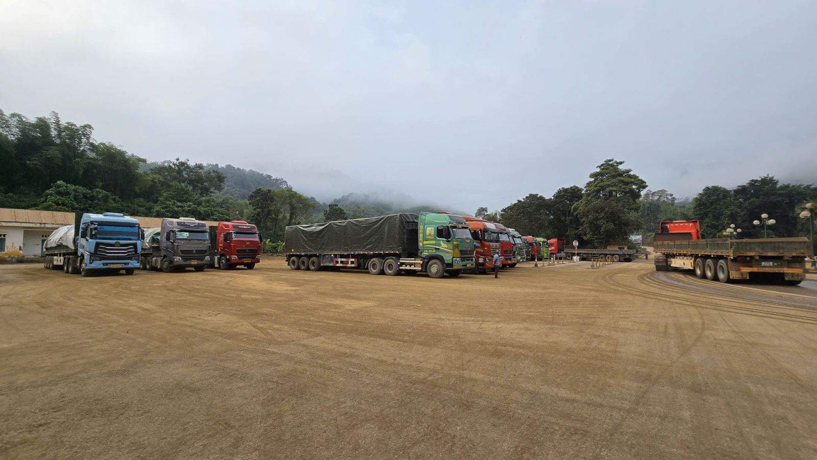 Xuất khẩu dẫn nhịp giao thương trên tuyến biên giới Thanh Hóa – Hủa Phăn