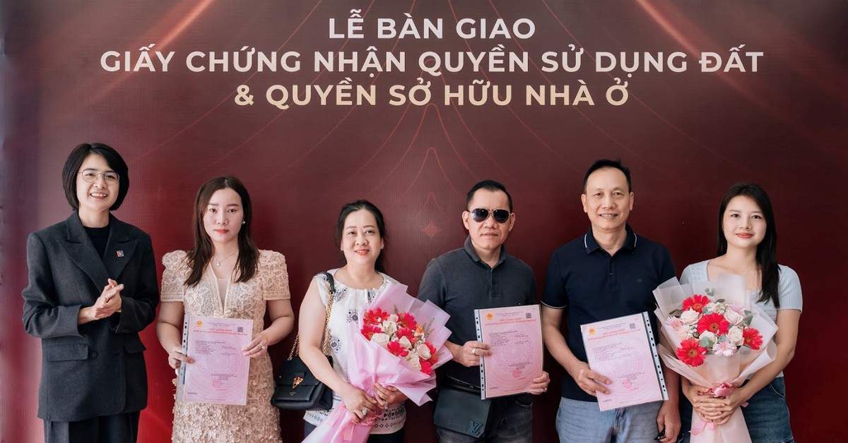 Imperia Grand Plaza Đức Hòa giao sổ hồng cho khách hàng