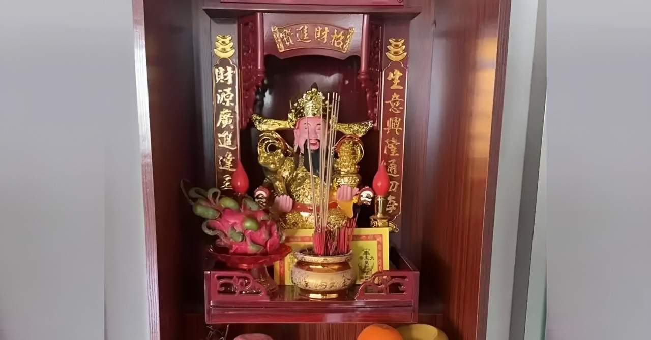 Đặt bàn thờ Thần Tài chuẩn phong thủy để tiền bạc hanh thông cả năm