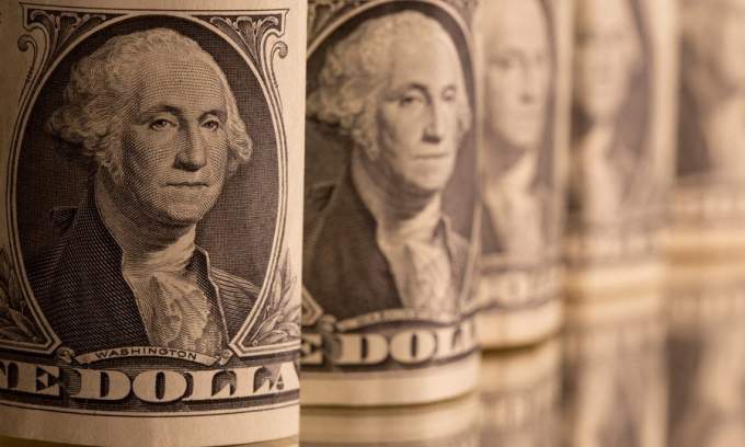 Dollar edges down against dong