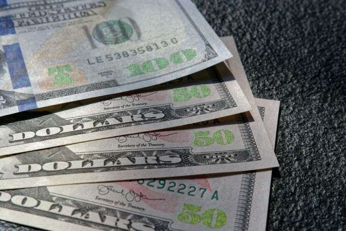 Dollar strengthens against dong on black market