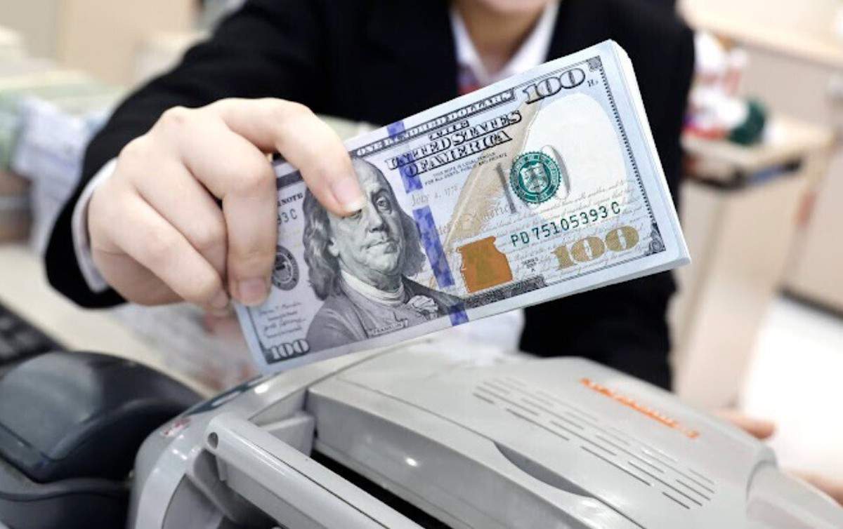 Giá USD tăng kịch trần, thị trường tự do vượt 27.000 đồng/USD Giá USD tăng kịch trần, thị trường tự do vượt 27.000 đồng/USD