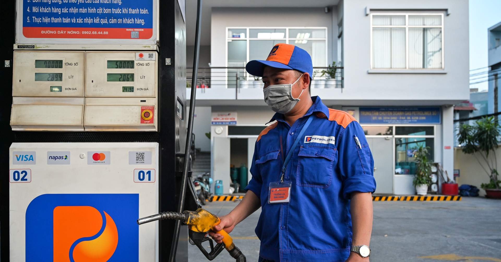 Giá xăng giảm mạnh sau 4 phiên tăng liên tiếp Giá xăng giảm mạnh sau 4 phiên tăng liên tiếp