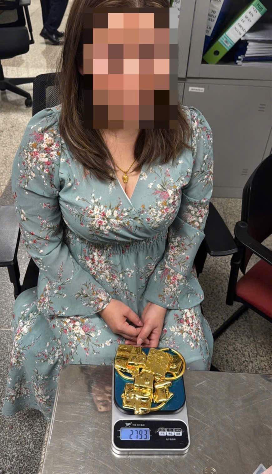 Phát hiện 4 hành khách nhập cảnh Nội Bài giấu 12,3 kg kim loại nghi vàng Phát hiện 4 hành khách nhập cảnh Nội Bài giấu 12,3 kg kim loại nghi vàng