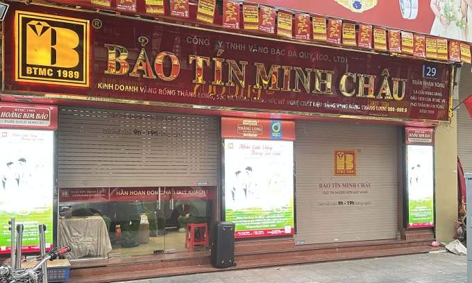 Police seen at outlets of major gold trader in Hanoi