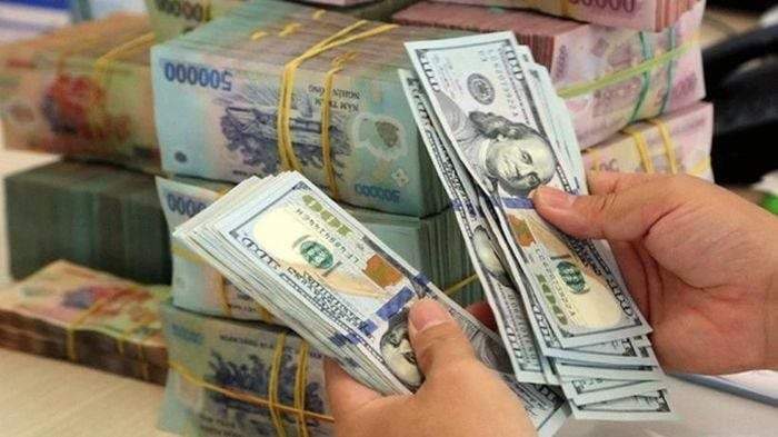 Thị trường chợ đen áp sát 26.900 đồng