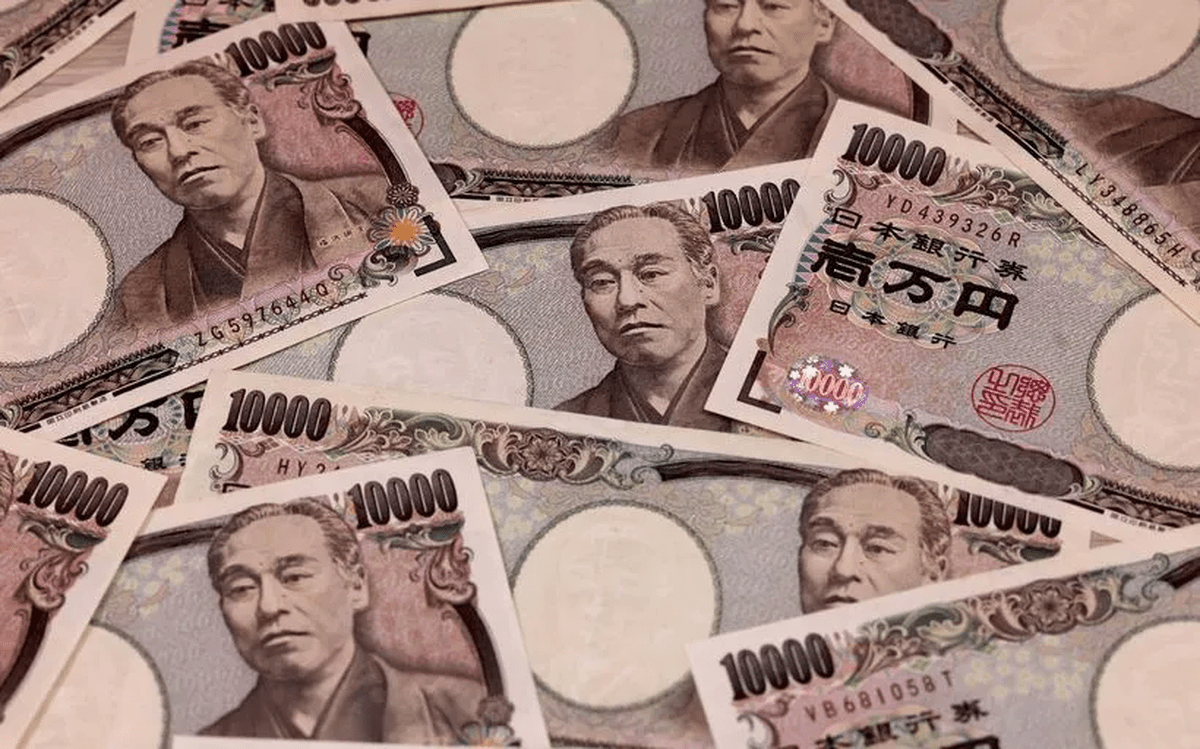 Đồng yen áp sát ngưỡng 160 yen/USD