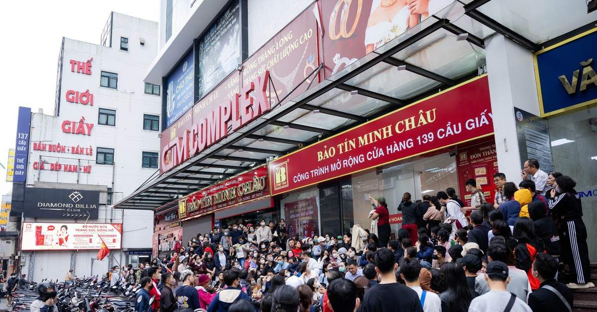 Giá vàng giảm mạnh, người Hà Nội chen chúc từ rạng sáng “bắt đáy”: "Giảm sâu thế này nên tranh thủ mua một ít"