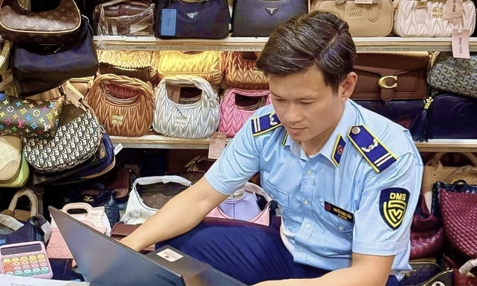 7 sellers in Da Nang fined for selling fake Gucci, Chanel, Hermes products