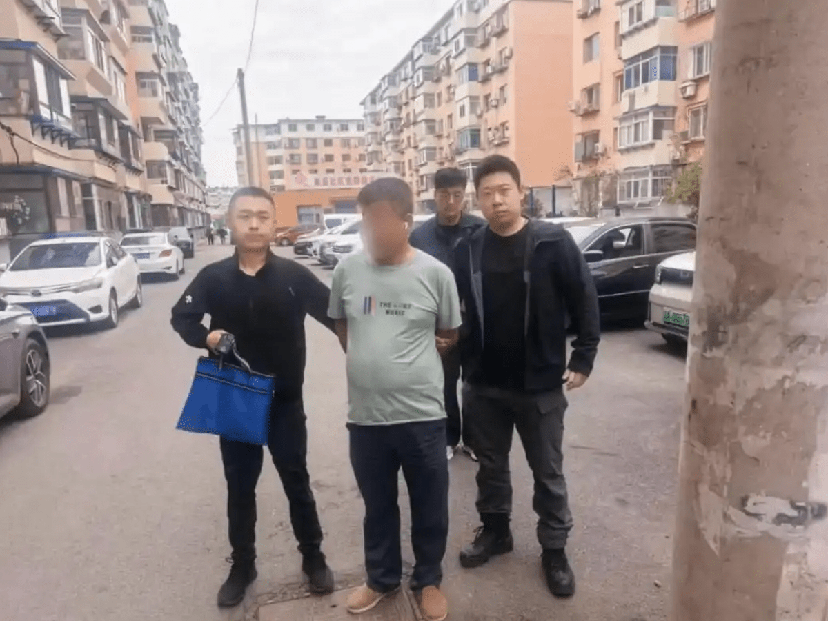 Chặn shipper giữa đường, thu giữ 4 cây vàng và hơn 153 triệu đồng giấu trong nồi cơm điện