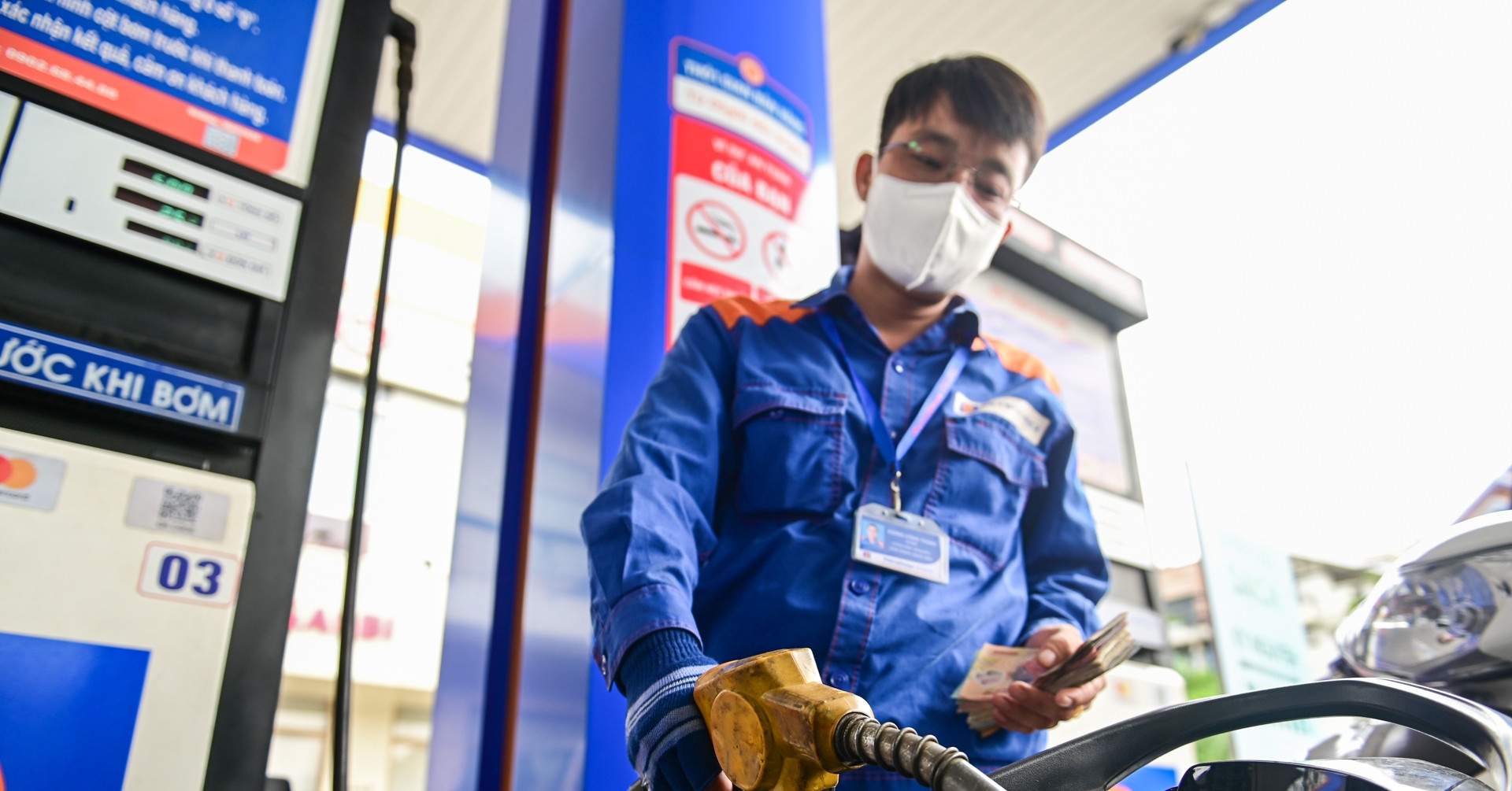 Dầu thế giới lao dốc, trong nước ở mức thấp