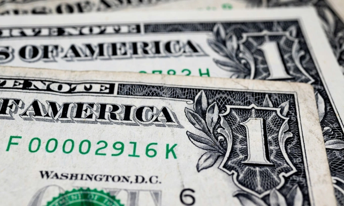 Dollar tiptoes up against dong Dollar tiptoes up against dong