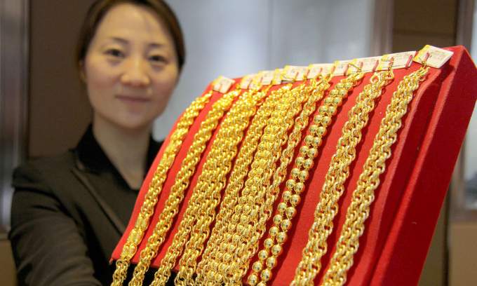Fraudsters posing as police trick students into buying gold in Hong Kong for fake investigations
