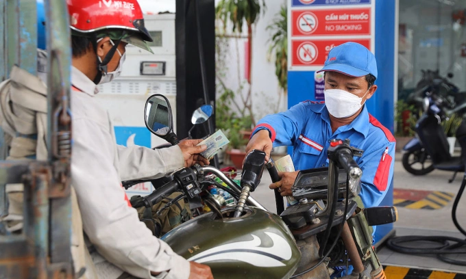 Gasoline prices dip to near 7-week low
