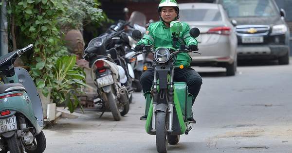 Hết 'gồng' nổi gi&aacute; xăng, Grab th&ocirc;ng b&aacute;o tăng phụ ph&iacute;