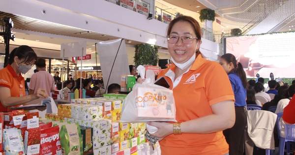 Khách tham quan hào hứng trải nghiệm sản phẩm mới tại gian hàng Saigon Co.op