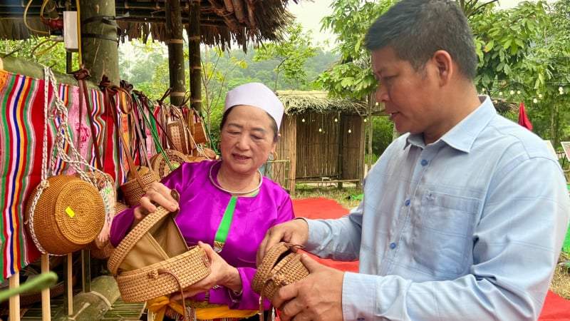 Lần đầu ra hội lớn, sản phẩm mây tre đan Xóm Bui mở lối tiêu thụ mới