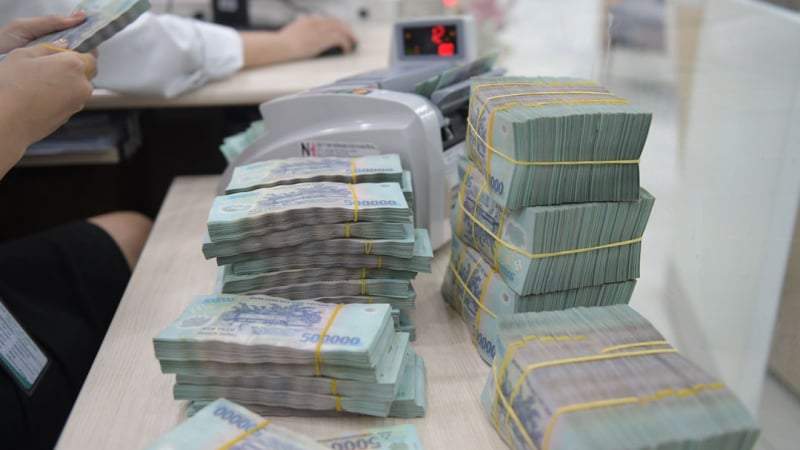 NHNN cấp tập bơm tiền, cảnh báo về lãi suất tăng nóng