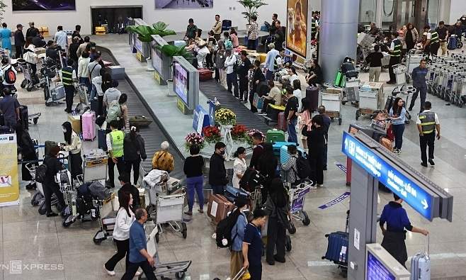 Tan Son Nhat airport braces for holiday surge with 750 flights daily