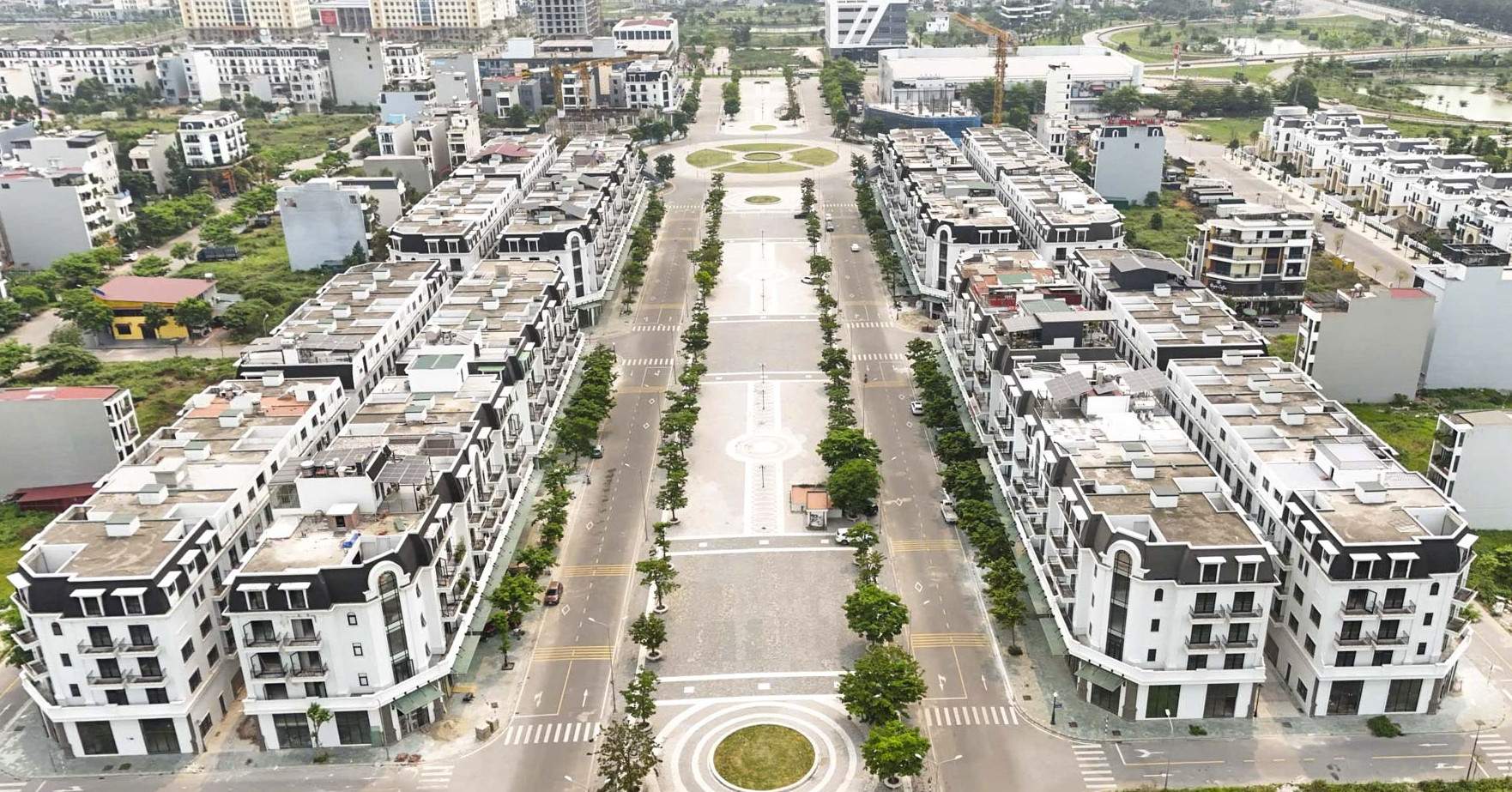 Phố đi bộ nghìn tỷ tại Bắc Giang vắng bóng cư dân, biệt thự để hoang