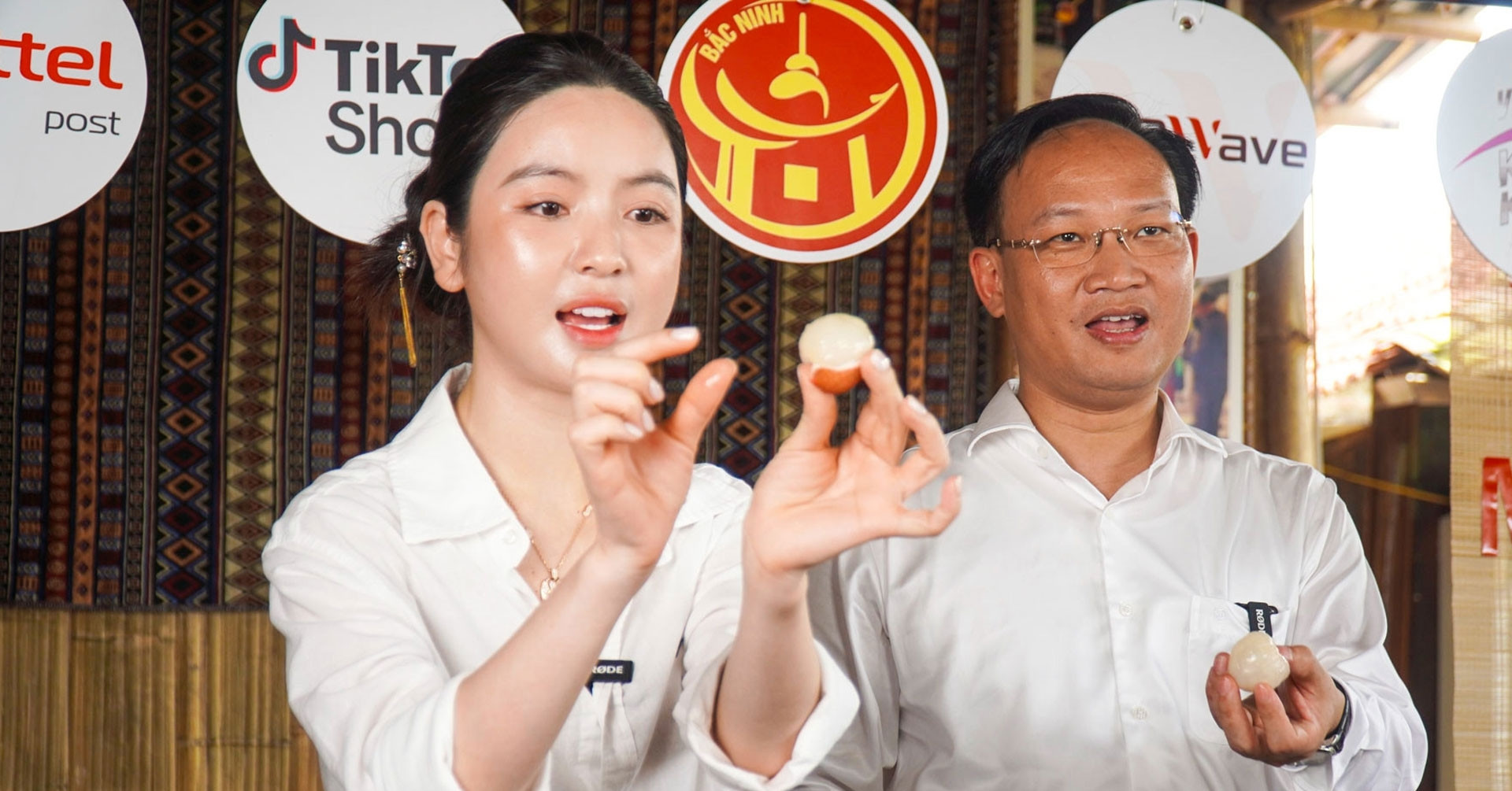 Chu Thanh Huyền livestream bán vải; trứng gà 1.000 đồng/quả bán đầy đường